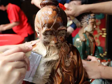 Proses pencucian patung dewa yang ada di Kelenteng Toasebio, Jalan Kemenangan III, Glodok, Jakarta Barat, Jumat (9/2). Pencucian patung dewa ini dilakukan setiap setahun sekali. (LIputan6.com/Johan Tallo)