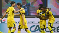 Para pemain Parma merayakan gol yang dicetak oleh Gervinho ke gawang Inter Milan pada laga Liga Italia di Stadion Giuseppe Meazza, Minggu (1/11/2020). Kedua tim bermain imbang 2-2. (AFP/Vincenzo Pinto)