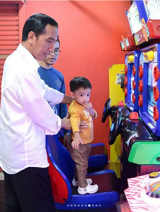 Dalam kunjungannya tersebut, selain mendekatkan diri dengan warganya, orang nomor satu di Indonesia itu juga melihat-lihat pertumbuhan ekonominya. Malam itu, Jokowi tiba sekitar pukul 20.30 WIB. (Instagram/jokowipedia)