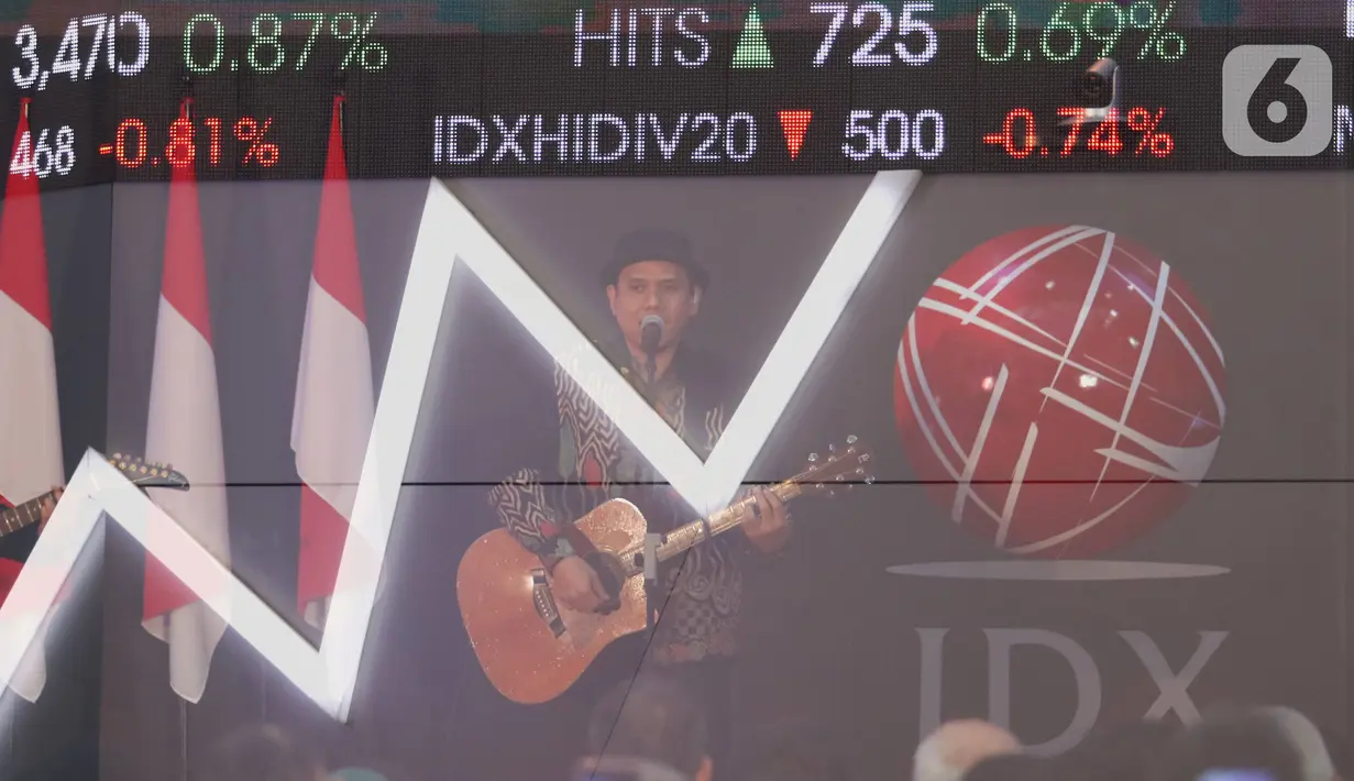Penampilan Vokalis Padi Reborn, Fadly saat memeriahkan penutupan perdagangan bursa efek Indonesia tahun 2019 di BEI, Jakarta, Senin (30/12/2019). Padi Reborn menghibur para tamu undangan dalam penutupan perdagangan tersebut. (Liputan6.com/Angga Yuniar)