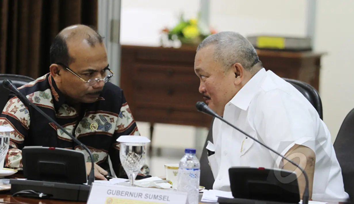 Menteri PPN/Kepala Bappenas Andrinof Chaniago (kiri) berbincang dengan Gubernur Sumsel Alex Noerdin sebelum rapat terbatas kabinet terkait proyek jalan tol Trans Sumatera di Kantor Presiden, Jakarta, Kamis (5/3). (Liputan6.com/Faizal Fanani)