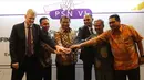 Menkominfo Rudiantara (tengah), Tushar Handiekar (Ketiga kanan), Adi Rahman Adiwoso (kedua kanan) dan jajaran direksi Pasifik Satelit Nusantara (PSN) saat menghadiri Penandatangan Perjanjian di Jakarta, Selasa (5/12). (Liputan6.com/Faizal Fanani)