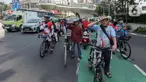 Pengendara berhenti selama tiga menit saat prosesi mengheningkan cipta untuk menghormati detik-detik proklamasi dalam HUT ke-78 Kemerdekaan RI di kawasan Bundaran HI, Jakarta, Kamis (17/8/2023). (Liputan6.com/Faizal Fanani)