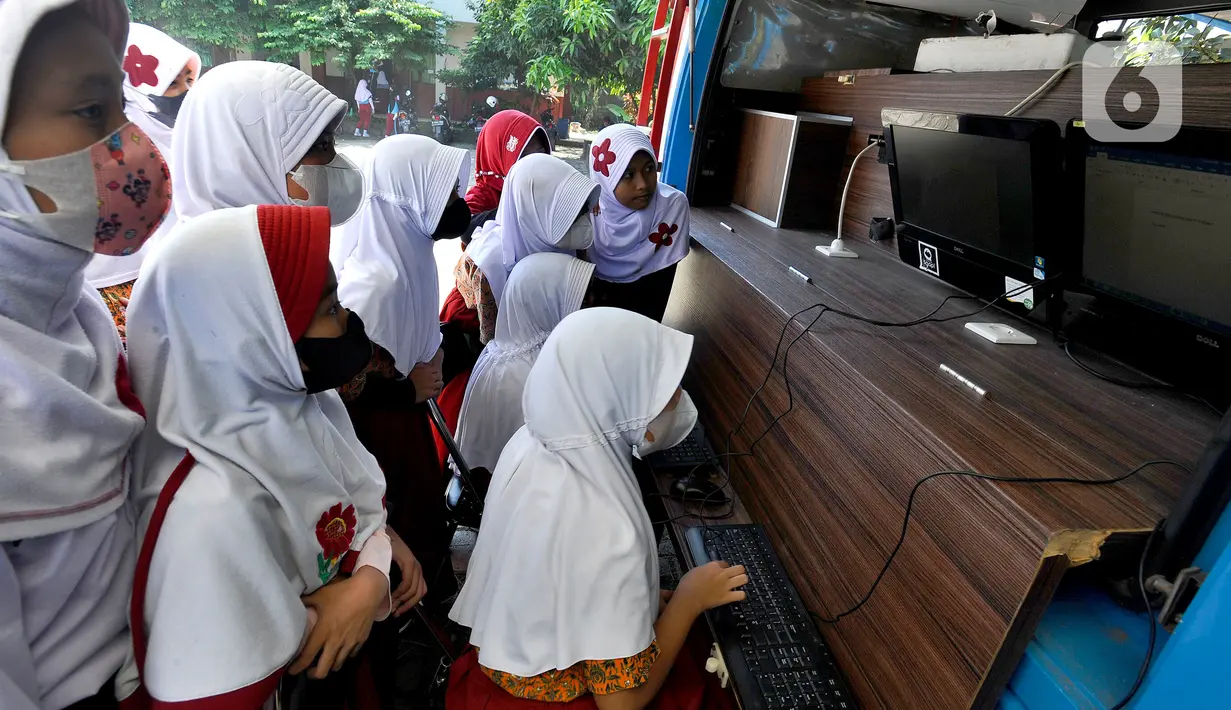 Siswa SDN Kemirimuka 2 Depok menggunakan internet sehat pada Operator Mobile Community Acces Point (M-CAP) di  Depok, Jawa Barat, Kamis (28/7/2022). Sosialisasi yang dilakukan Dinas Komunikasi dan Informatika (Diskominfo) itu dalam rangka pengenalan perangkat komputer, pemakaian program aplikasi microsoft word dan mencari Informasi menggunakan internet sehat untuk belajar. (merdeka.com/Arie Basuki)