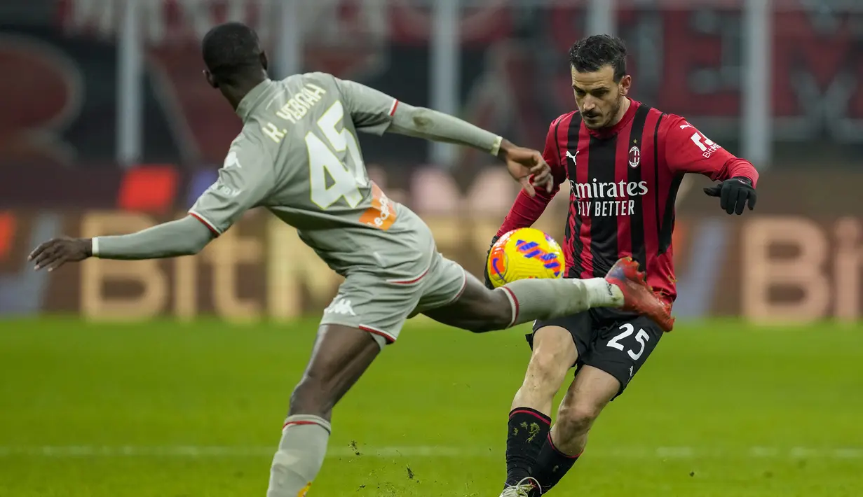 Bek AC Milan Alessandro Florenzi berebut bola dengan penyerang Genoa Kelvin Yeboah pada babak 16 besar Coppa Italia 2021/2022 di Stadion San Siro, Jumat (14/1/2022) dinihari WIB. AC Milan menang 3-1 lewat perpanjangan waktu. (AP Photo/Antonio Calanni)