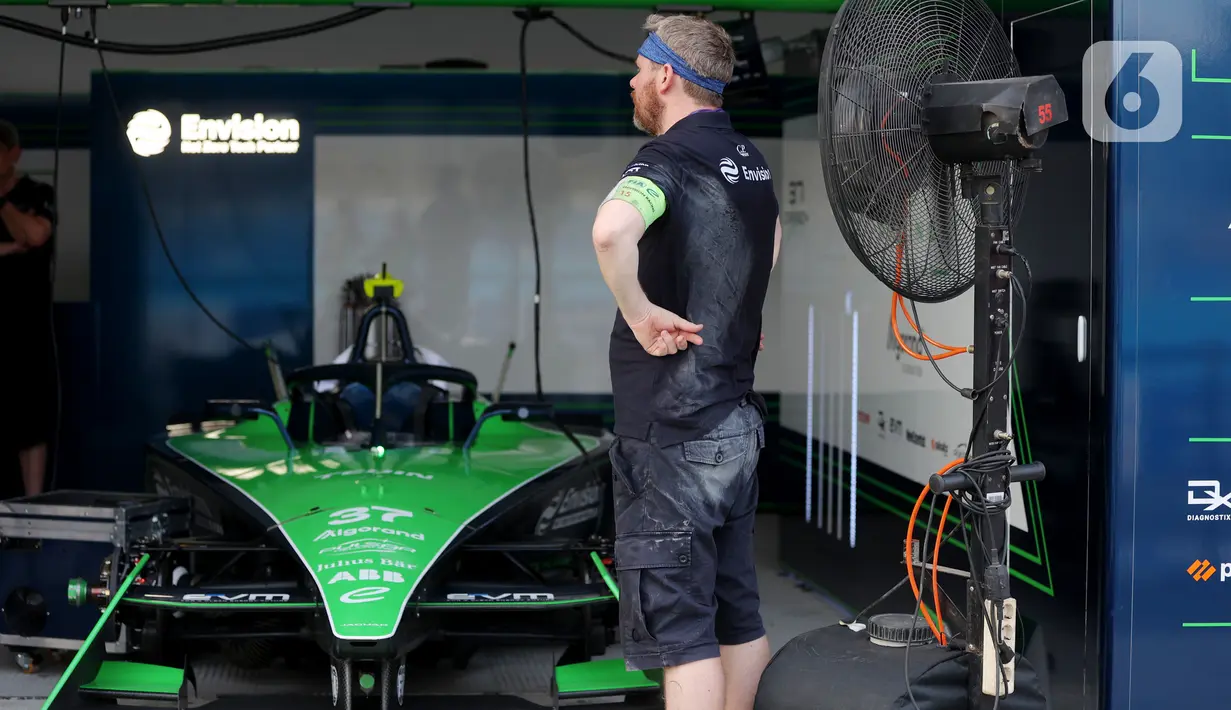 Sebelumnya, beredar kabar bahwa balapan Formula E di Indonesia tahun ini akan digelar pada malam hari untuk mengantisipasi cuaca panas. Namun, infrastruktur yang tak memadai membuat gagasan tersebut batal dilaksanakan pada tahun ini. (Bola.com/M. Iqbal Ichsan)