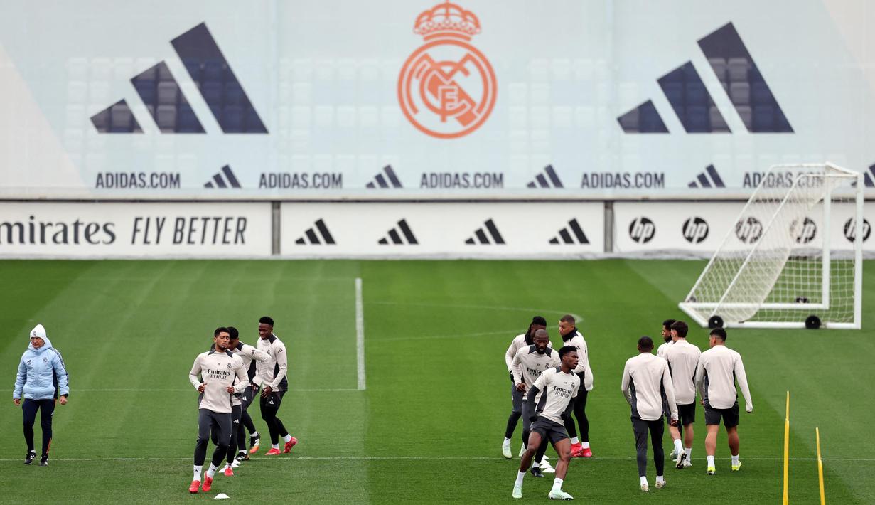 Para pemain Real Madrid menghadiri sesi latihan jelang pertandingan leg pertama babak 16 besar Liga Champions 2024/2025 melawan Club Atletico de Madrid di Real Madrid Sports City, Valdebebas pinggiran kota Madrid, pada 3 Maret 2025. (Thomas COEX/AFP)