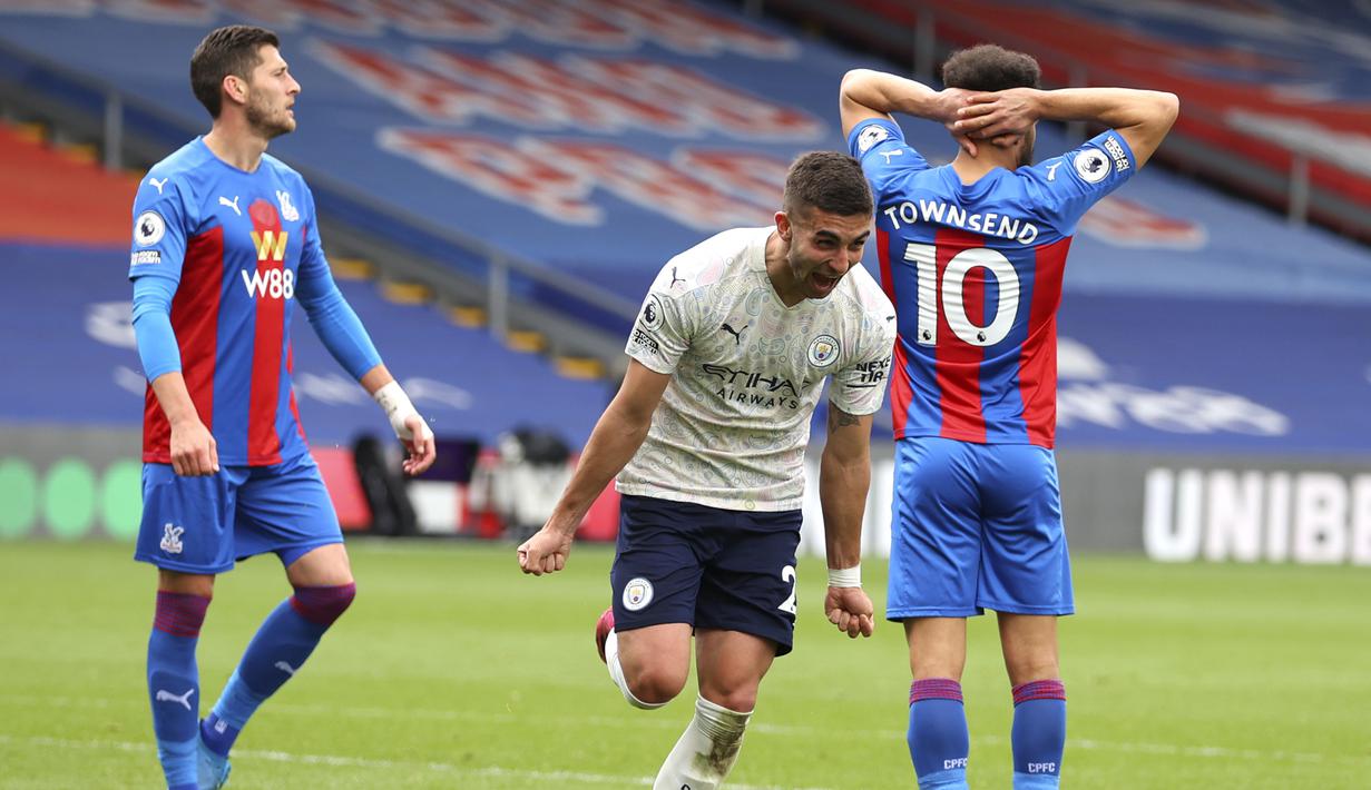 Gelandang Manchester City, Ferran Torres (tengah) melakukan selebrasi usai mencetak gol kedua timnya ke gawang Crystal Palace dalam laga lanjutan Liga Inggris 2020/2021 pekan ke-34 di Selhurst Park, London, Sabtu (1/5/2021). Manchester City menang 2-0 atas Crystal Palace. (AP/Catherine Ivill/Pool)