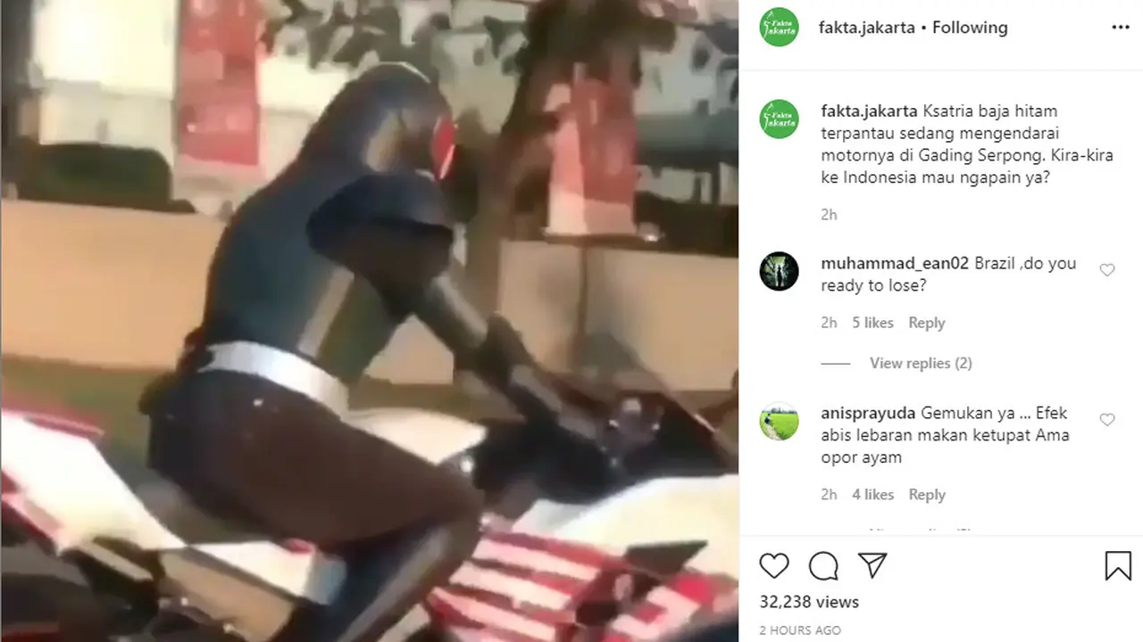 terdapat seorang dengan konstum Ksatria Baja Hitam sedang berkendara motor