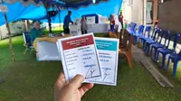Salah satu warga Kelurahan 2 Ilir Palembang saat mendapatkan surat suara di salah satu TPS di Kota Palembang Sumsel (Liputan6.com / Nefri Inge)