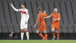 Gelandang Belanda, Davy Klaassen (kanan) berselebrasi usai mencetak gol ke gawang Turki pada kualifikasi Piala Dunia Grup G di Stadion Ataturk Olympic, Istanbul, Kamis (25/3/2021). Kemenangan atas Belanda jadi modal bagus Turki untuk melawan Norwegia. (Tolga Bozoglu/Pool Photo via AP)