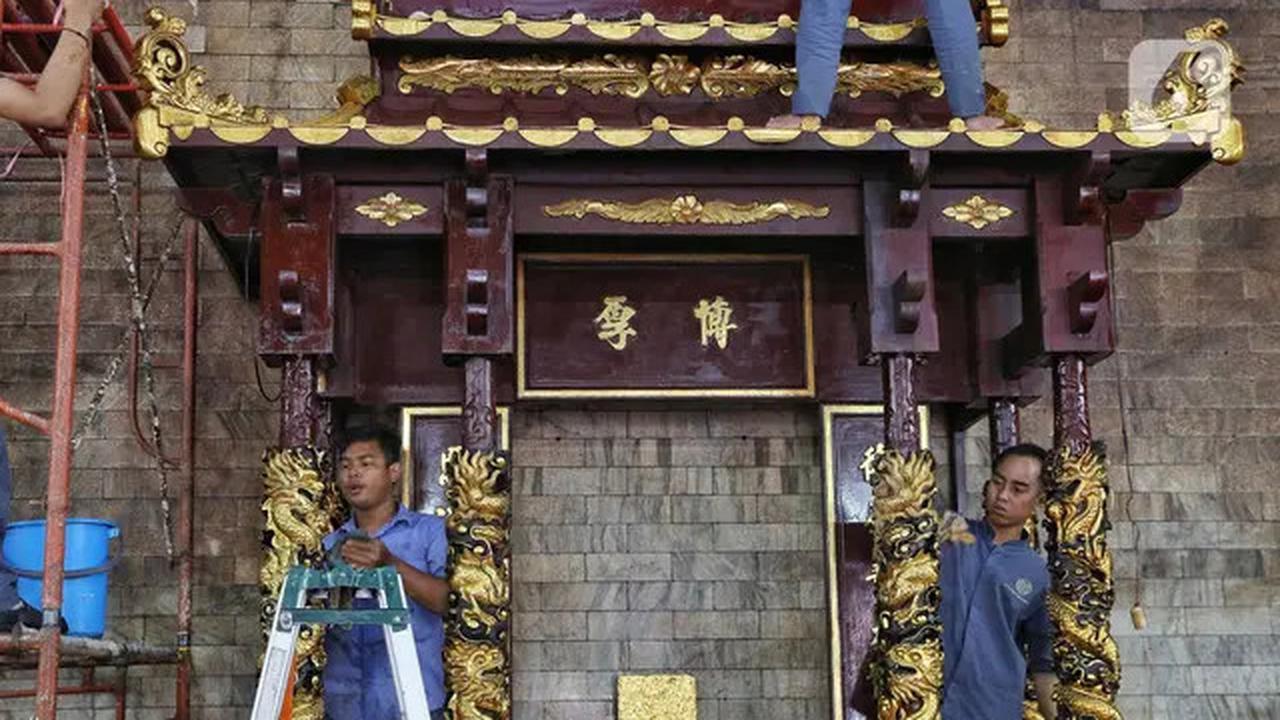 Melihat Ritual Bersih-bersih Patung dan Vihara Amurva Bhumi Jakarta