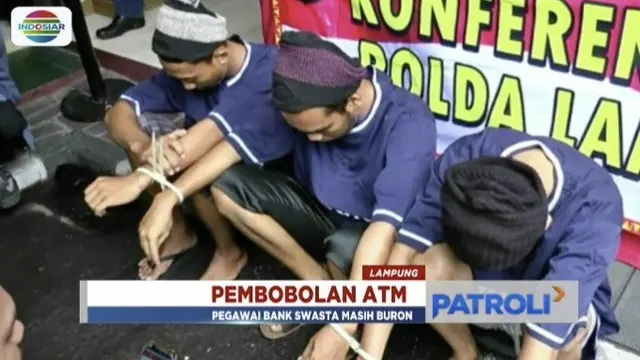 Polisi berhasil tangkap tiga pekerja sekuritas yang memobol ATM senilai miliaran rupiah di Lampung.