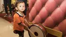 Seorang anak dari Jakmania memainkan drum pada perayaan ulang tahun Persija di Hotel Royal Regal, Jakarta, Sabtu (28/11/2015). (Bola.com/Vitalis Yogi Trisna)