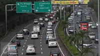 Kendaraan melintas di jalan tol dalam kota di kawasan Tanjung Barat, Jakarta, Sabtu (2/1/2016). Kondisi lalu lintas ramai lancar akibat banyaknya warga yang belum kembali usai berlibur di luar kota. (Liputan6.com/Immanuel Antonius)