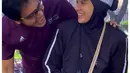 Kemesraan yang dipamerkan Dini Aminarti dan Dimas Seto bukan saja saat berada di rumah. Tapi juga ketika sedang berolahraga. (Foto: Instagram/@dimasseto_1)