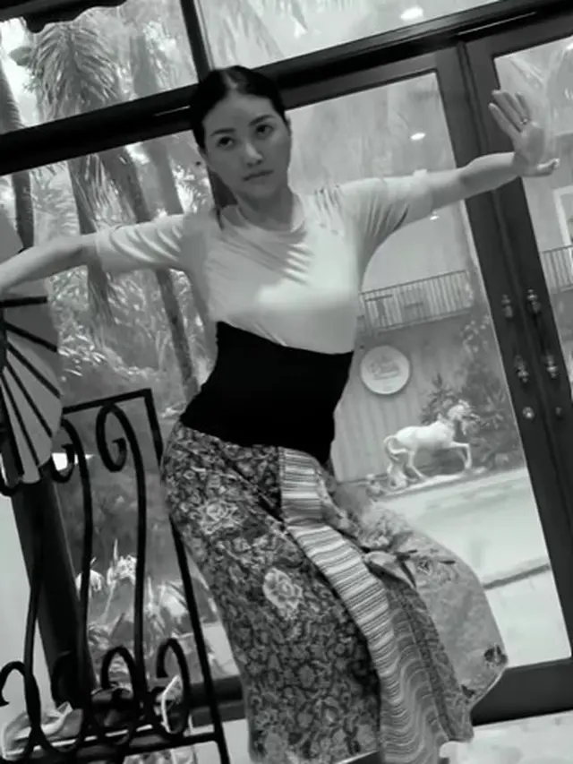 Sarwendah menari tradisional (Instagram/sarwendah29)