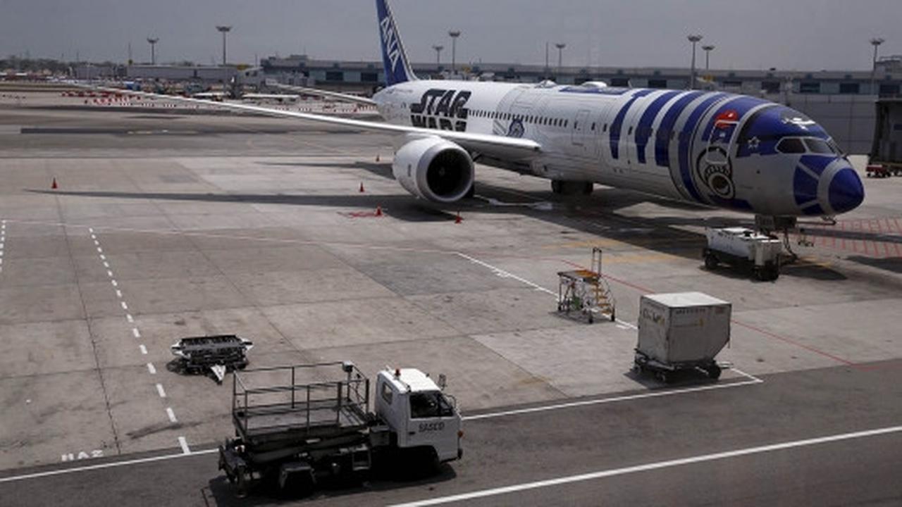 Mampir di Changi, pesawat Star Wars hebohkan warga Singapura