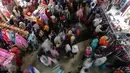 Kepadatan pusat perbelanjaan Blok B Pasar Tanah Abang, Jakarta, Minggu (28/6). Memasuki pertengahan Ramadan, pusat perbelanjaan di Ibukota mulai dipadati warga yang ingin membeli kebutuhan Lebaran. (Liputan6.com/Faizal Fanani)