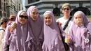 Potret Namira Adjani dan sepupunya mengenakan gamis dengan warna ungu senada ini curi perhatian. Dalam perjalanan umroh kali ini, Alya Rohali tidak turut serta. Namun diketahui Alika boyong anak dan suaminya. Dari foto kebersamaan yang diunggah oleh Jani belum lama ini terlihat jika Namira Adjani, Alika dan Kalya Islamadina memang sangat dekat satu sama lainnya. (Liputan6.com/IG/@namiradjani)