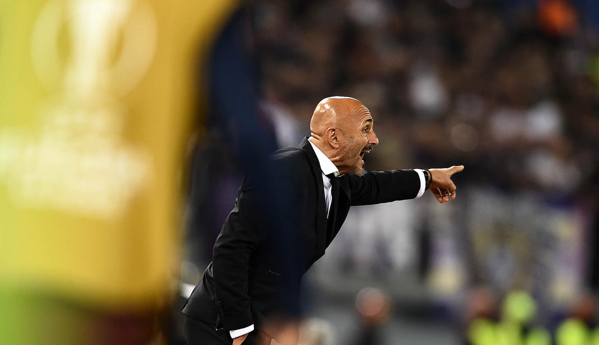 Pelatih AS Roma, Luciano Spalletti, memberikan arahan kepada anak asuhnya saat pertandingan melawan Austria Wien pada laga Liga Champion di Stadion Olympic, Roma (20/10/2016). Luciano Spalletti resmi melatih Inter Milan. (AFP/Filippo Monteforte)
