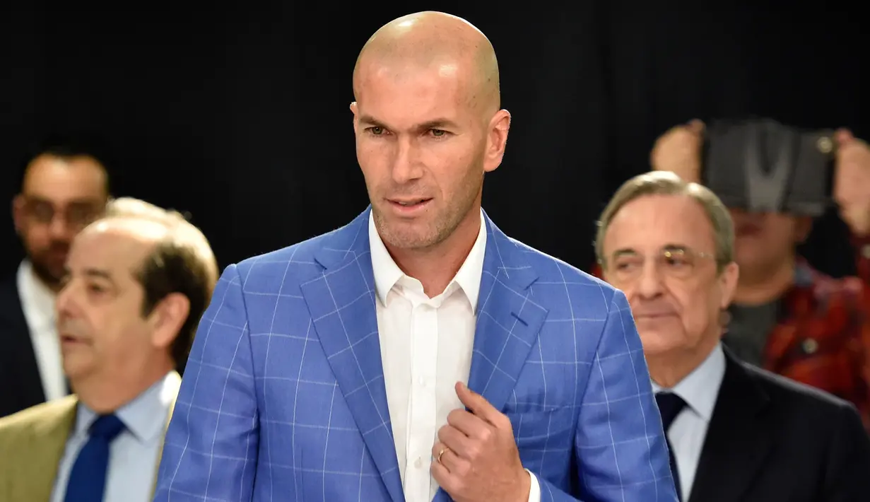 Pelatih baru Real Madrid, Zinedine Zidane saat tiba untuk diperkenalkan sebagai pelatih klub tersebut di stadion Santiago Bernabeu, Senin (4/1/2016). Zidane menggantikan Rafael Benitez yang baru saja dipecat manajemen. (AFP PHOTO/GERARD JULIEN)