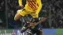 Bek Barcelona Ronald Araujo berebut bola dengan penyerang Napoli Victor Osimhen pada play-off fase gugur Liga Europa 2021/2022 di Stadion Diego Armando Maradona, Jumat (25/2/2022) dini hari WIB. Barcelona melaju ke babak 16 besar usai menang telak 4-2 di kandang Napoli. (AP Photo/Gregorio Borgia)