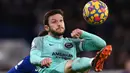 Tertinggal 0-1 di babak pertama lantas tak mengendurkan semangat Brighton. Adam Lallana dkk beberapa kali membuat serangan dan mengancam gawang yang dijaga oleh Eduardo Mendy. (AFP/Glyn Kirk)