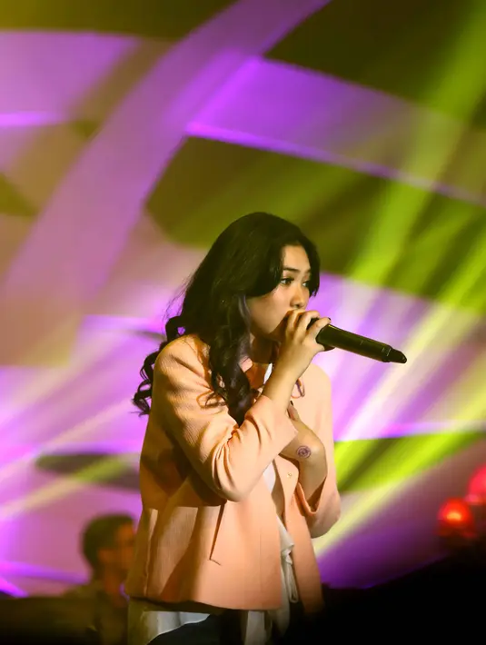 Meski sempat terjatuh, pelantun ‘Mimpi’ ini tetap bangkit dan melanjutkan aksinya untuk menghibur penonton. Isyana tetap harus menahan sakit karena jatuh, namun penonton tetap memberi semangat dengan tepuk tangan. (Nurwahyunan/Bintang.com)