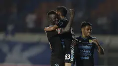 Selebrasi gol pemain Persib pada laga lanjutan Piala Presiden 2019 yang berlangsung di Stadion Si Jalak Harupat, Kabupaen Bandung, Selasa (12/3). Persib Menang 4-0 atas Perseru. (Bola.com/Yoppy Renato)