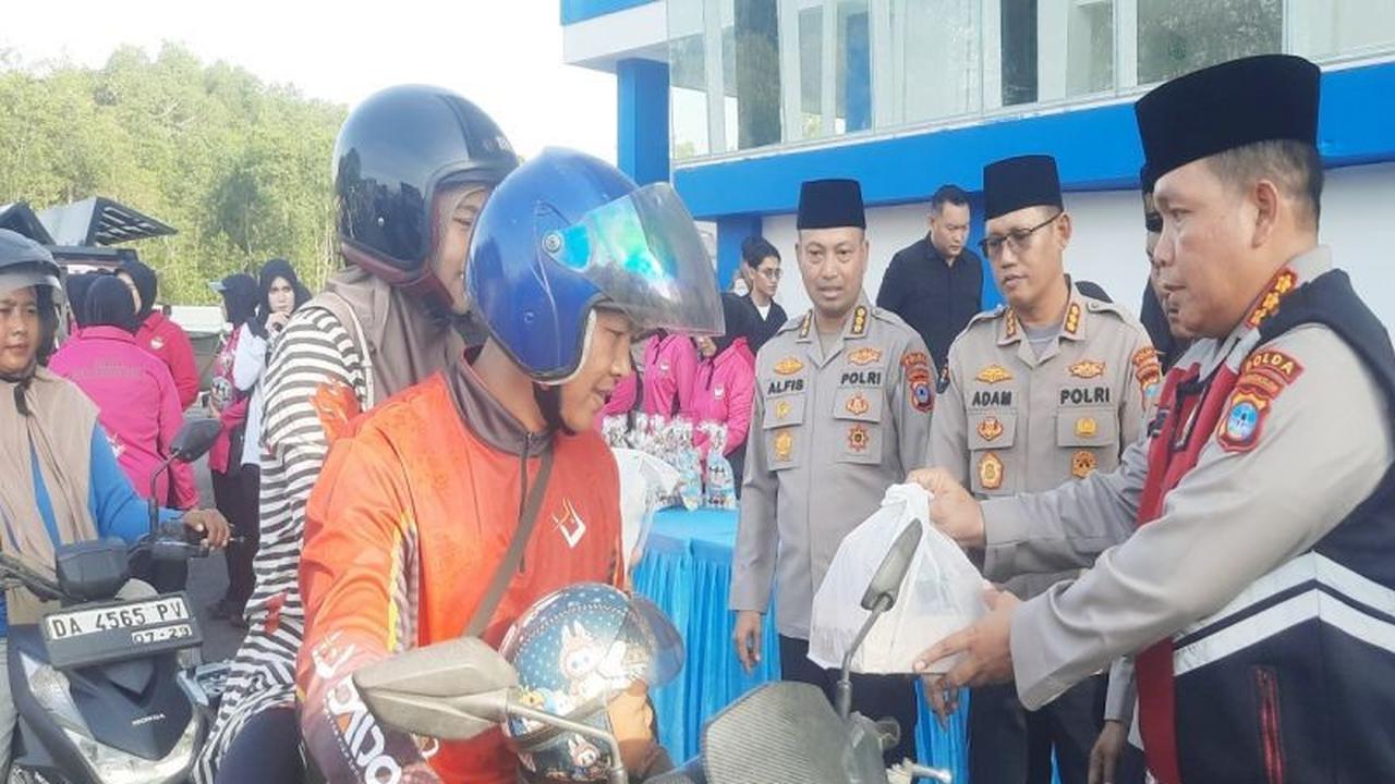 Polda Kalsel dan Mahasiswa Bersinergi Bagikan 500 Paket Takjil di Banjarbaru
