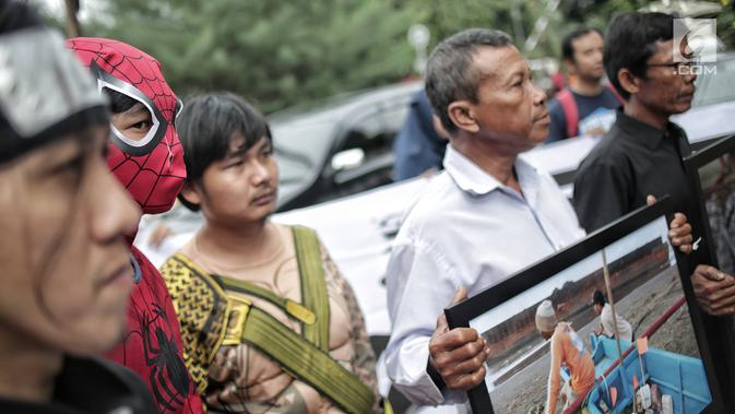 Massa aksi gerakan #BersihkanIndonesia mendatangi markas TKN Jokowi-Ma'ruf Amin di Jakarta, Rabu (13/2). Mereka menantang Capres 01 Joko Widodo meninggalkan batu bara sebagai sumber utama energi nasional ke energi bersih. (Liputan6.com/Faizal Fanani)