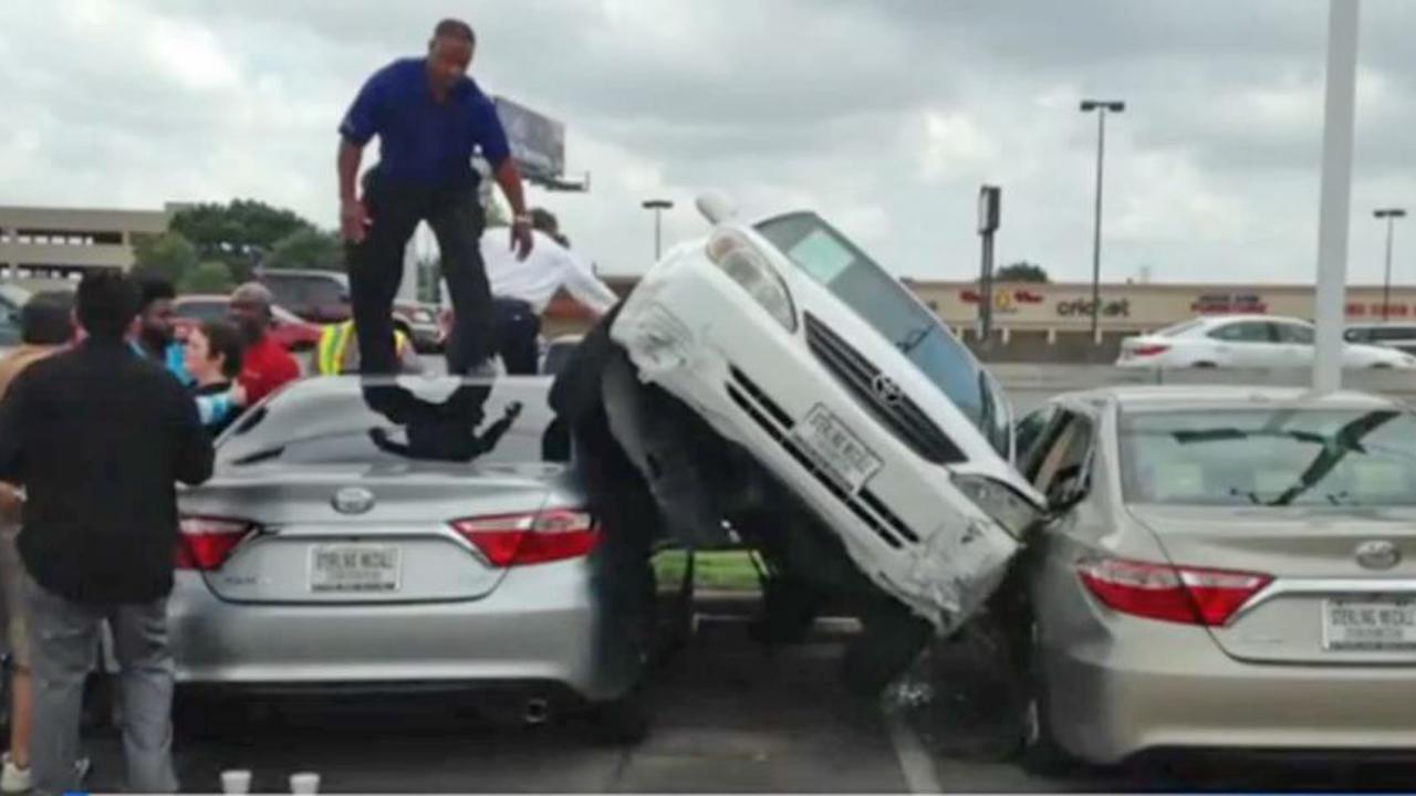 Salah Injak Pedal, Toyota Camry Ini Terjepit Dua Mobil