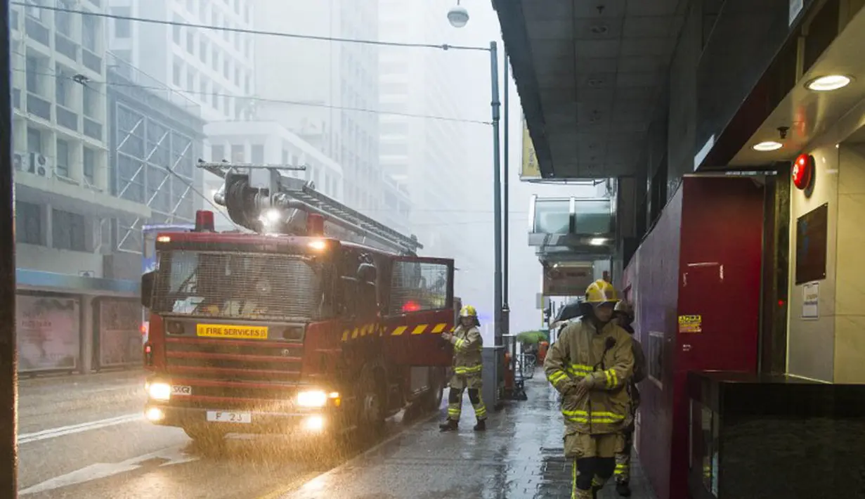 Petugas pemadam kebakaran bersiaga saat Topan Kalmaegi menerjang wilayah Hong Kong, (16/9/2014). (AFP PHOTO/Xaume Olleros)