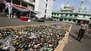 Sejumlah botol minuman keras siap dihancurkan, Jakarta, Kamis (2/6). 12.203 botol miras dan 15.050 gram ganja hasil Operasi Pekat tahun 2016 tersebut dimusnahkan untuk antisipasi penyakit masyarakat jelang bulan Ramadan. (Liputan6.com/Immanuel Antonius)