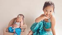 Thalia Putri Onsu dan Thania Putri Onsu saat berfoto dengan konsep Disney (Sumber: Instagram/thaliaputrionsu)