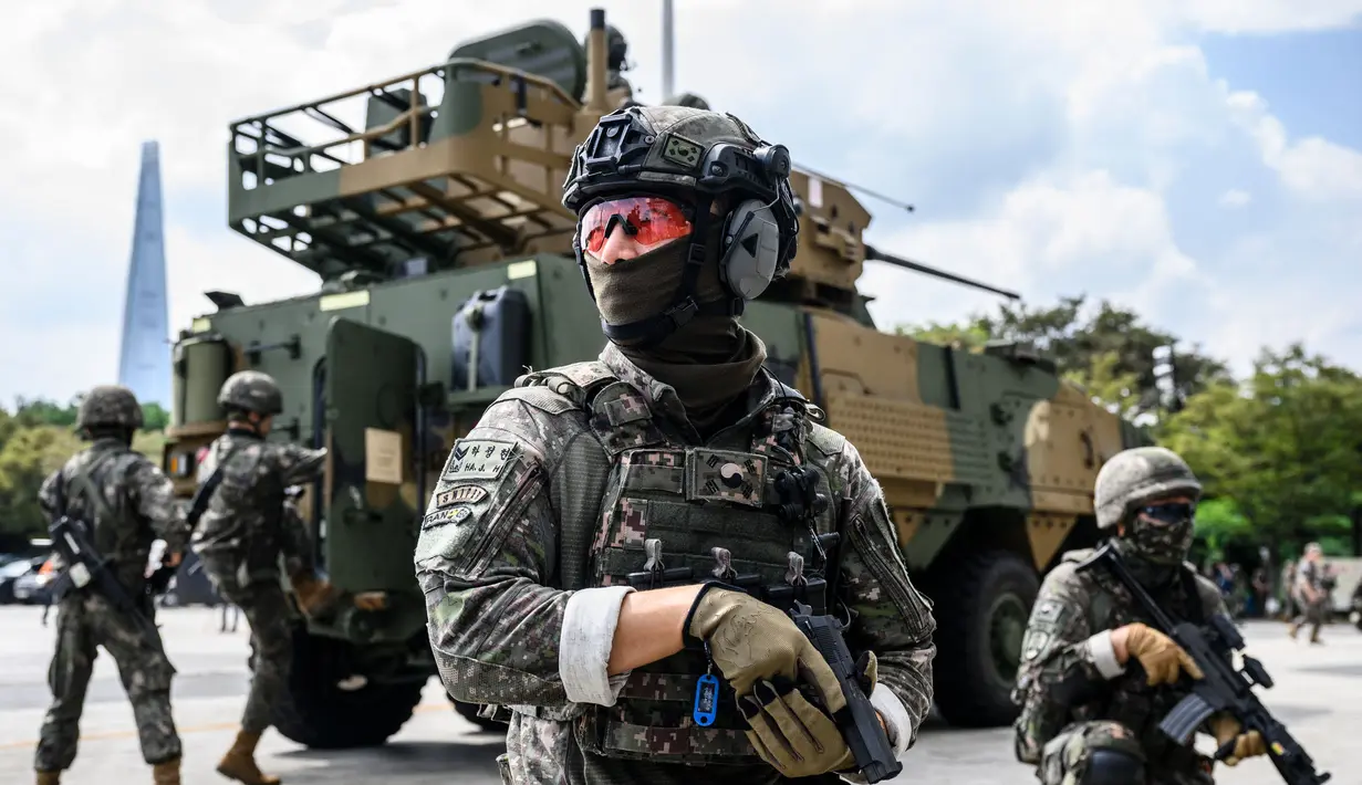 Personel Unit Operasi Khusus Kepolisian Korea Selatan (KNP SOU) diterjunkan dalam latihan anti-teror di Seoul pada tanggal 20 Agustus 2024, (ANTHONY WALLACE/AFP)