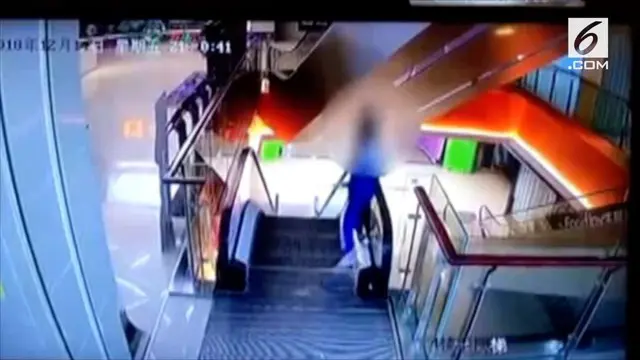 VIDEO: Siswa Sekolah Jatuh dari Lantai 3 Pusat Perbelanjaan
