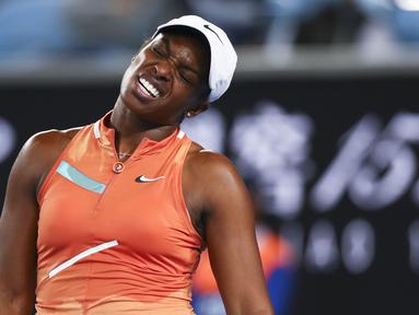 Sloane Stephens dari AS bereaksi selama pertandingan putaran pertamanya melawan petenis Inggris Emma Raducanu pada kejuaraan tenis Australia Open di Melbourne, pada 18 Januari 2022. (AP Photo/Andy Brownbill)