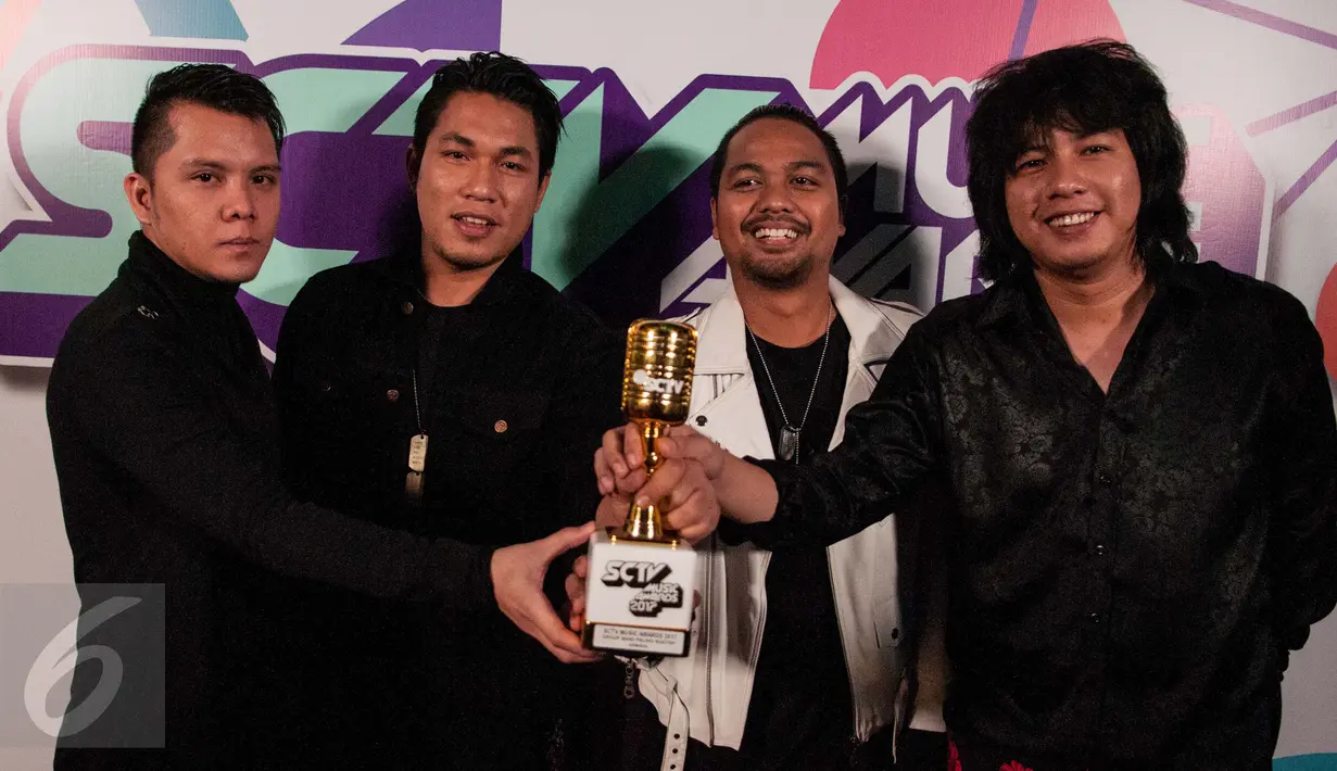 Band Armada meraih penghargaan dari ajang SCTV Music Awards 2017 di Studio 6 Emtek City, Jakarta Barat, Selasa (16/5) malam. Armada menerima penghargaan untuk kategori Grup Band Paling Ngetop 2017. (Liputan6.com/Gempur M Surya)