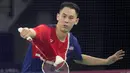 <p>Pemain tunggal putra Amerika Serikat, Howard Shu berusaha mengembalikan bola di depan net saat menghadapi wakil Indonesia, Anthony Sinisuka Ginting pada laga Grup H bulu tangkis Olimpiade Paris 2024 di Porte de la Chapelle Arena, Prancis, Minggu (28/7/2024). Howard Shu kalah straight game 14-21, 8-21. (AP Photo/Dita Alangkara)</p>