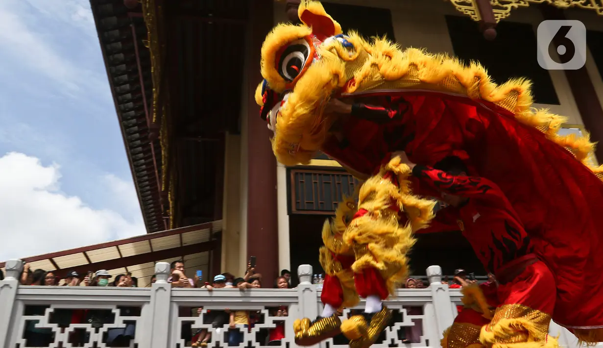 Pertunjukan liong saat puncak perayaan Cap Go Meh 2571 di Jalan Pancoran, Glodok, Tamansari, Jakarta Barat, Sabtu (8/2/2020). Cap Go Meh 2571 dimeriahkan berbagai atraksi seni budaya China dan Betawi. (Liputan6.com/Johan Tallo)