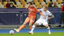 Pemain Juventus, Federico Chiesa, berebut bola dengan pemain Dynamo Kyiv, Vitaliy Buyalskyi, pada laga Liga Champions di Stadion Olimpiyskiy, Rabu (21/10/2020). Juventus menang dengan skor 2-0. (Valentyn Ogirenko/Pool via AP)