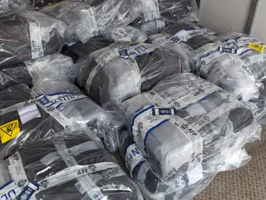Paket sekitar 1,4 ton kokain yang berhasil disita otoritas penegak hukum Australia dari sebuah yacht (perahu pesiar) di Sydney, Senin (6/2). Temuan tersebut didapat dalam operasi rahasia tengah malam pekan lalu. (STR/Australian Federal Police/AFP)