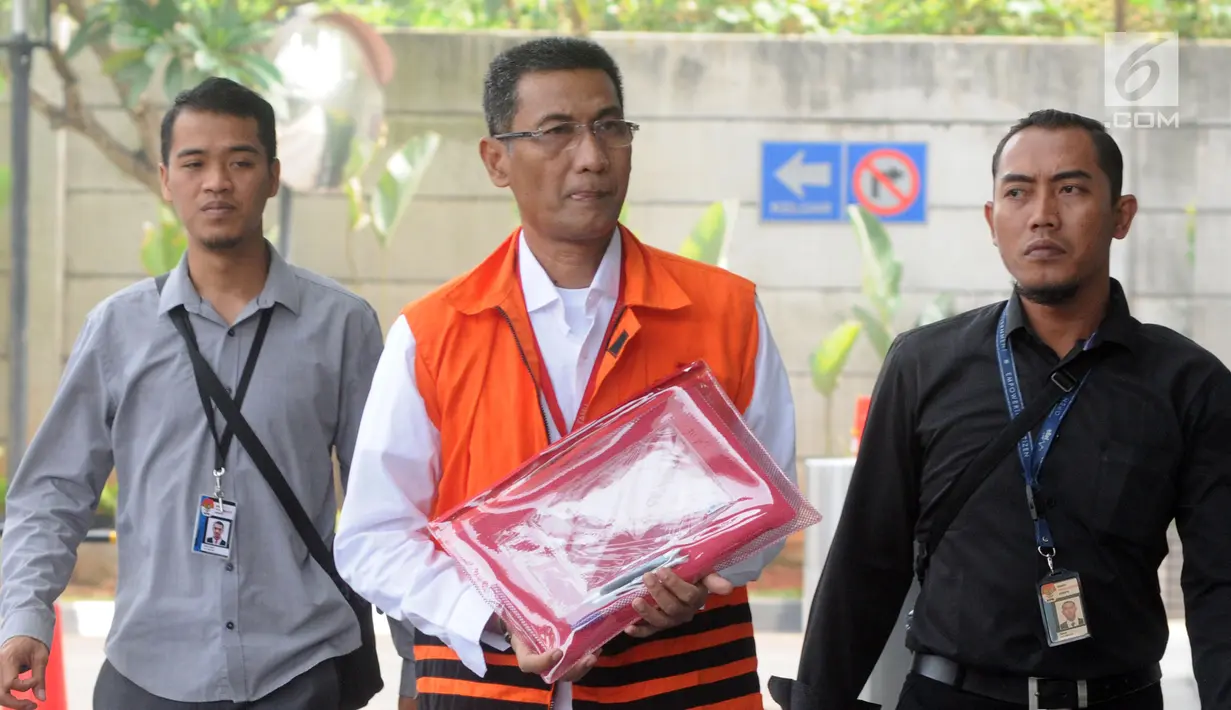 Bupati Kudus Muhammad Tamzil dikawal dua petugas akan menjalani pemeriksaan olanjutan di Gedung KPK, Jakarta, Selasa (3/9/2019). Muhammad Tamzil diperiksa sebagai tersangka terkait kasus suap pengisian jabatan perangkat daerah Kabupaten Kudus tahun 2019. (merdeka.com/Dwi Narwoko)