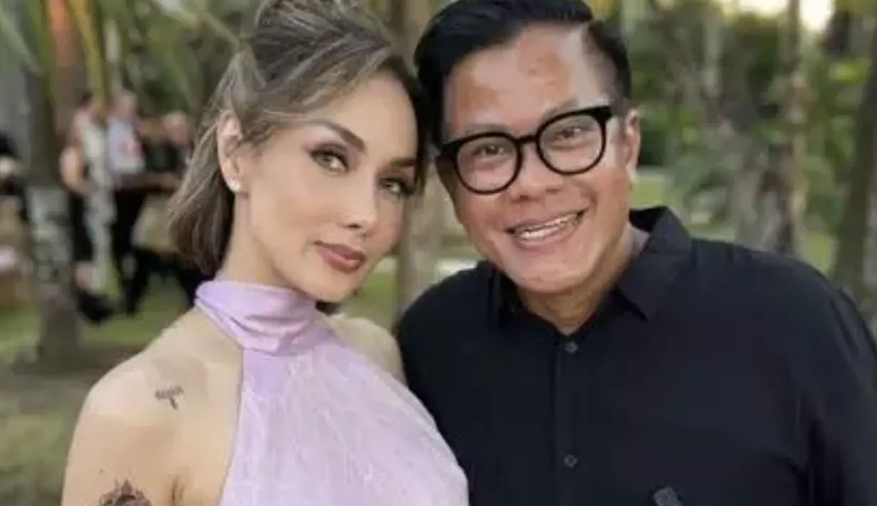 Material lace juga semakin menciptakan kesan manis pada tampilan Sara.  [Foto: @sarawijayanto]