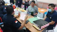 Penyidik Polda Sulut menyerahkan tersangka beserta barang bukti ke Pihak Kejati Sulut.