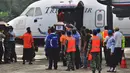 Empat peti jenazah korban kecelakaan Trigana Air diturunkan dari pesawat di Bandara Sentani, Kabupaten Jayapura, Papua, Rabu (19/8). Lima awak dan 49 penumpang menjadi korban kecelakaan pesawat pada 16 Agustus 2015 lalu. (AFP PHOTO/Indrayadi Thamrin)