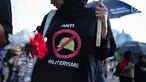 Aktivis Jaringan Solidaritas Korban untuk Keadilan (JSKK) menggelar Aksi Kamisan ke-576 di depan Istana Merdeka, Jakarta, Kamis (28/2). Dalam aksinya mereka menolak kembalinya militer untuk menduduki jabatan sipil. (Liputan6.com/Faizal Fanani)