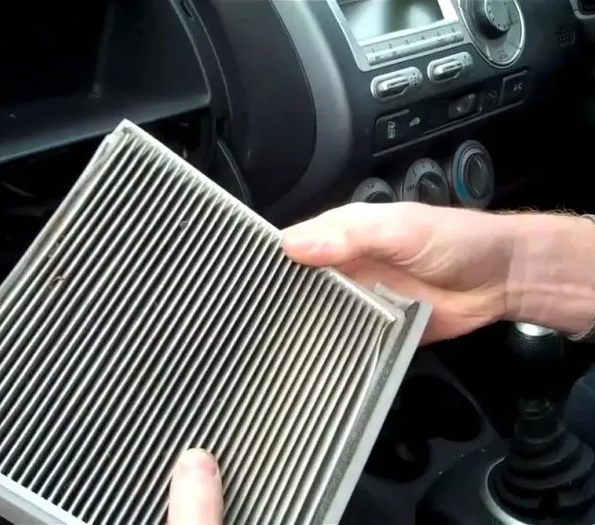 AIR FILTER<br>Saat musim panas, udara akan menjadi kotor karena debu, ini membuat filter udara akan cepat kotor.<br>Oleh karena itu filter udara juga penting untuk diperhatikan dan diganti rutin.